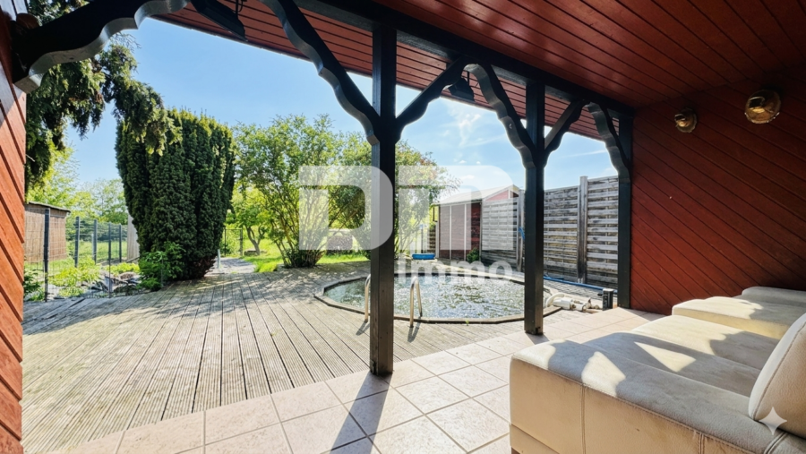 Vielseitiges Immobilien-Ensemble mit 2 modernisierten Haushälften + Carport und Garten/Terrasse - Gartenbereich / Teilüberdachte Terrasse / Pool